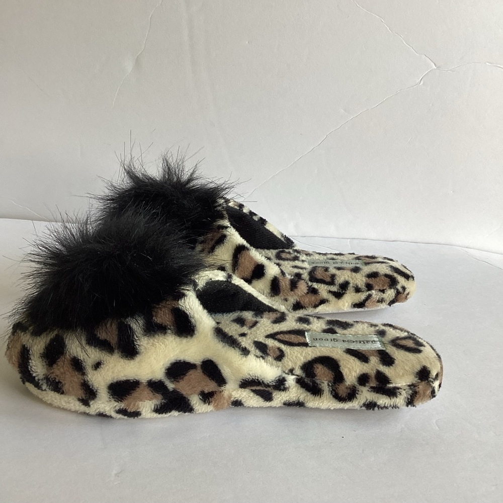 Patricia Green Daisy Pouf Slippers Womens Small Animal Print Faux Fur Cozy Plush